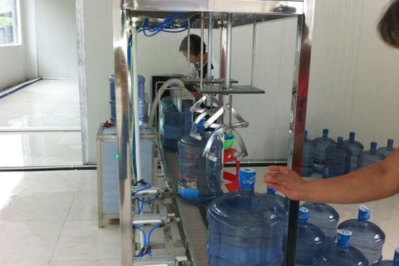 诚之冠机械为大家介绍桶装饮用水设备性能优点